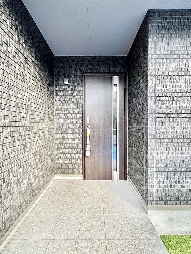 【玄関】大切な家族、来客を出迎える玄関。