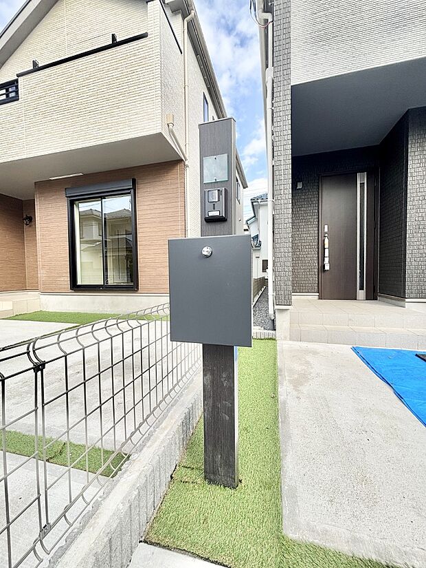 【その他現地】シンプルデザインのポスト。