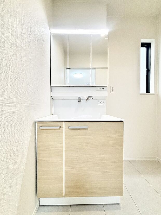 【洗面台・洗面所】大きく見やすい三面鏡で清潔感ある洗面台は、身だしなみチェックや肌のお手入れにおすすめです。