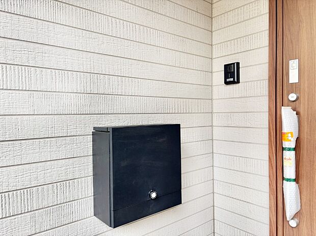 【その他現地】シンプルデザインのポスト。