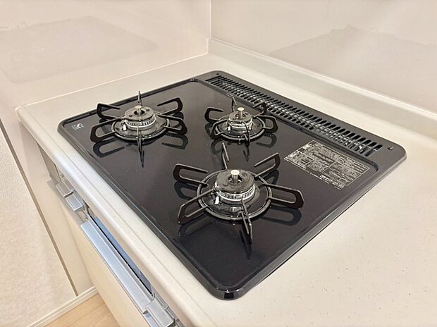 【その他設備(Ｓｉセンサーコンロ)】ガスコンロはＳｉセンサー搭載。火力調節や焦げ付き・消し忘れも防いでくれます。