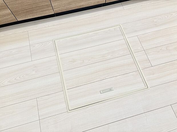 【その他設備(床下収納)】床下収納付き！日用品・非常用品の収納にも大活躍。