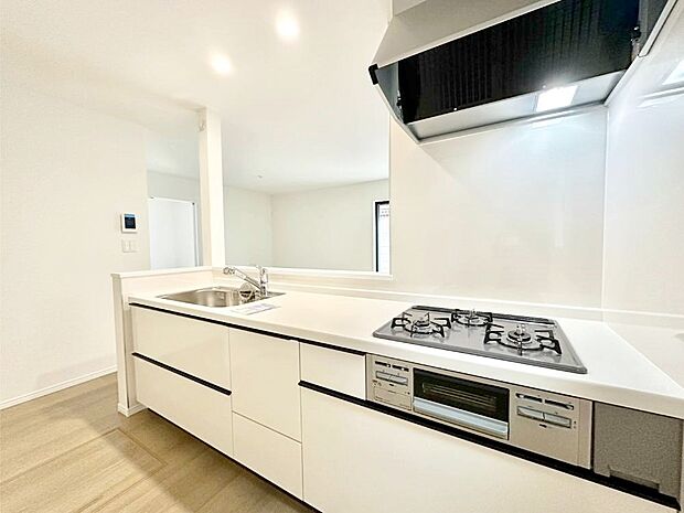 【ダイニングキッチン】料理をしながらでもご家族との会話を楽しめる対面キッチン