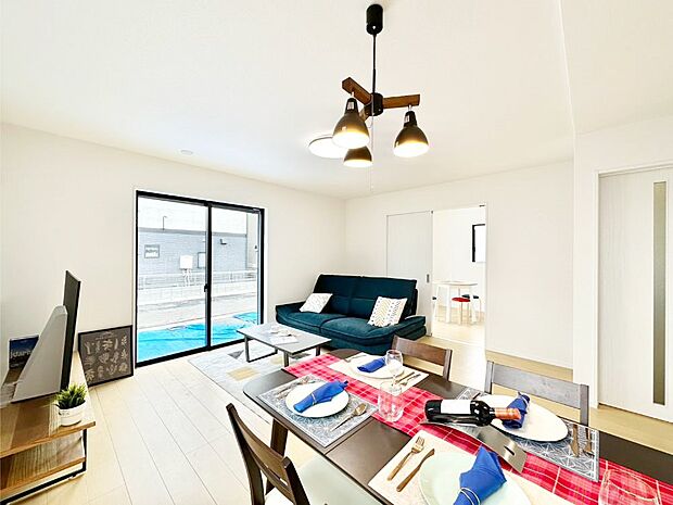 【リビング】大きな窓からたっぷりの陽光と風を感じられるリビング