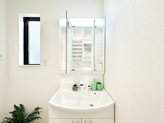 【その他設備(三面鏡裏収納)】三面鏡の裏に、化粧品や衛生用品などを収納可能。洗面台をすっきりと保ちます！