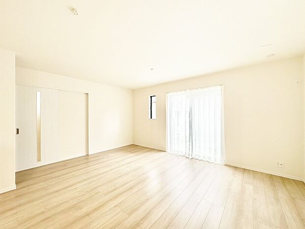 【ダイニング】明るい陽光が注ぎ、寛ぎの雰囲気に満たされるダイニング。