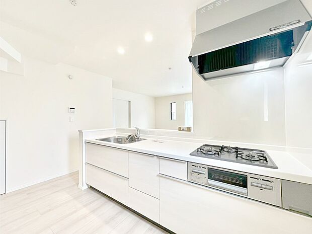 【ダイニングキッチン】リビングで遊ぶお子様を見守りながらお料理ができる対面キッチン。