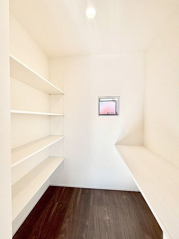 【その他内観】洋室のワークスペース。収納やテレワークなどにもご利用いただけます。