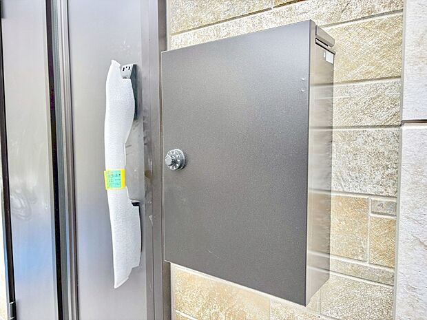 【その他現地】シンプルデザインのポスト。