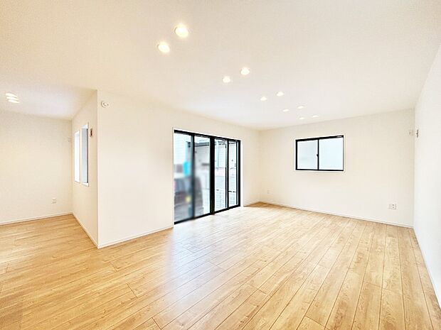 【リビングダイニング】開放感ある広々リビングは明るい陽光が入り込む家族みんなの憩いの空間です！