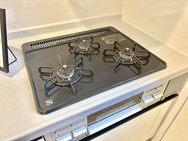 【Ｓｉセンサーコンロ】ガスコンロはＳｉセンサー搭載。火力調節や焦げ付き・消し忘れも防いでくれます。