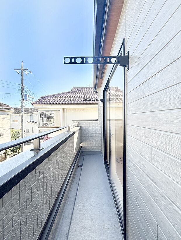 【バルコニー】ゆったりバルコニーだから沢山お洗濯ものを干せます。