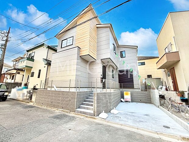 【現地外観写真】暮らしやすさと居心地の良さにこだわったシンプルで飽きのこないデザイン ！