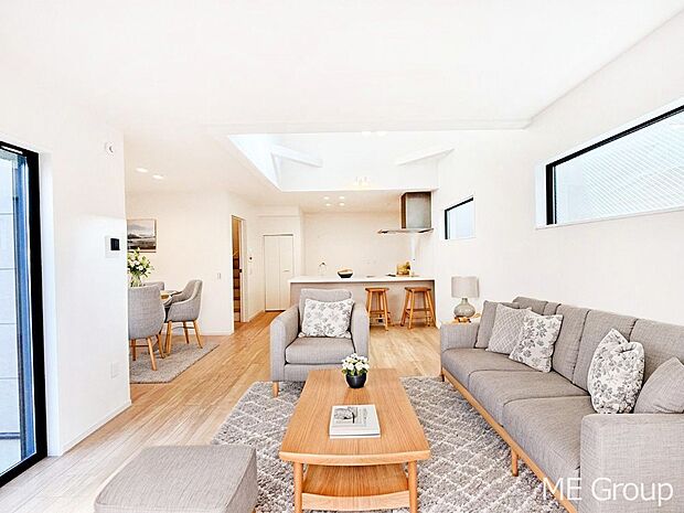 【リビング】家族の和やかな会話が聞こえてきそう。開放感のあるリビングです。※家具はCGです  