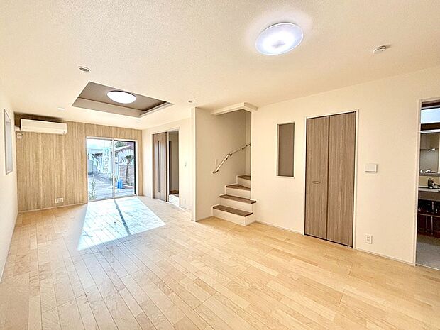 【リビングダイニング】大きな窓からたっぷりの陽光と風を感じられるリビング