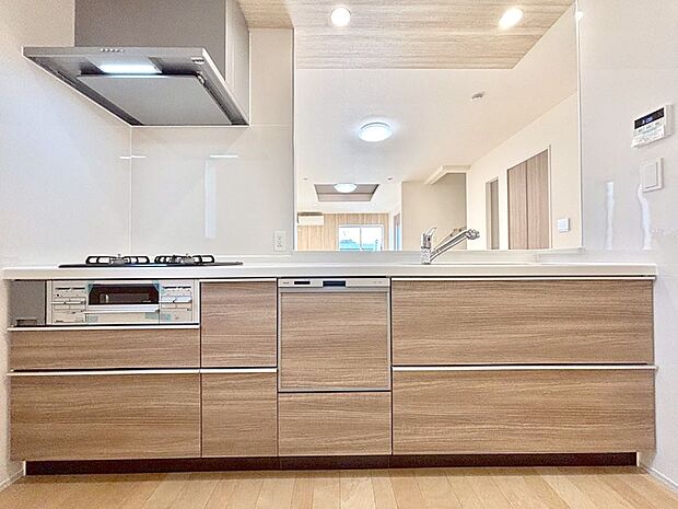 【ダイニングキッチン】料理をしながらでもご家族との会話を楽しめる対面キッチン