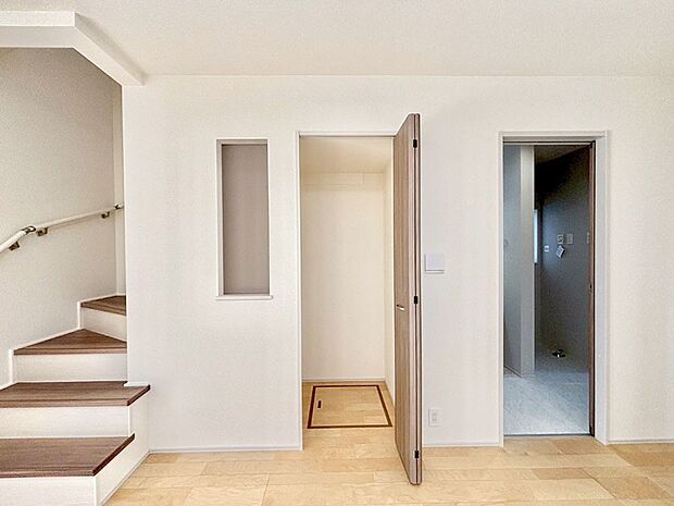 【その他設備(リビング収納)】リビング収納。ここに収納があると物が集まるLDKがスッキリ片付きそうですね。  