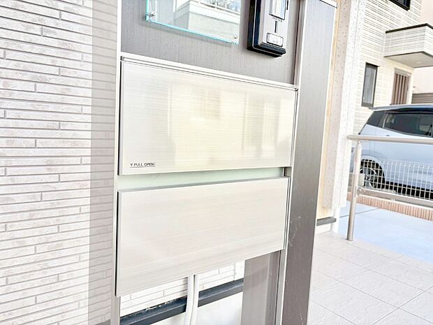 【その他現地】シンプルデザインのポスト。