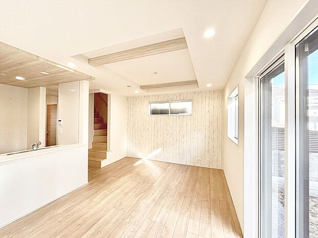 【ダイニング】明るい陽光が注ぎ、寛ぎの雰囲気に満たされるダイニング。   