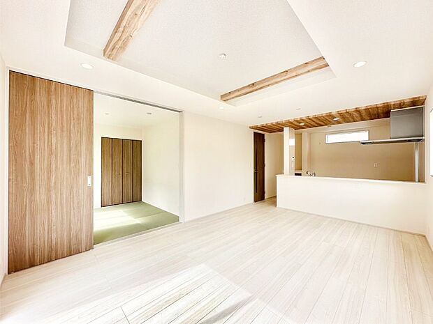 【リビングダイニング】隣接の和室を開放すればさらに広々空間に  