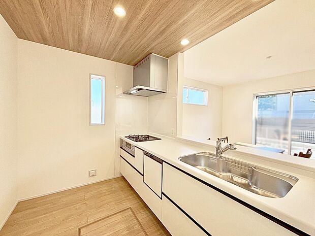 【キッチン】毎日使うキッチンだから、使いやすさ＆お手入れのしやすさにこだわりました。