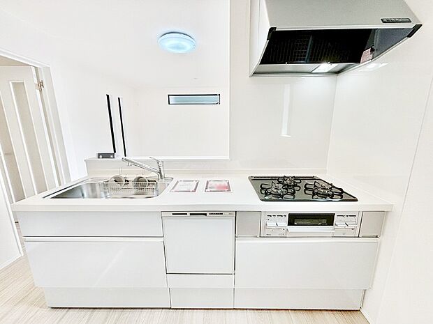 【キッチン】システムキッチンはシンプルでスッキリした飽きの来ないデザインなので永く使えそう！