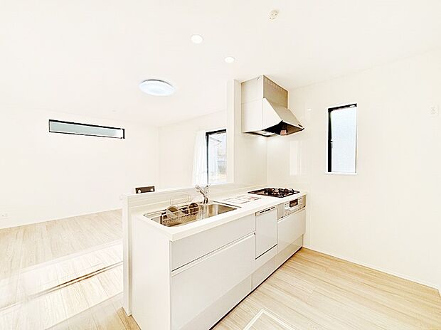 【ダイニングキッチン】ご家族の会話弾む対面キッチン。お料理中のパパママもご家族と過ごす時間が増えそう！