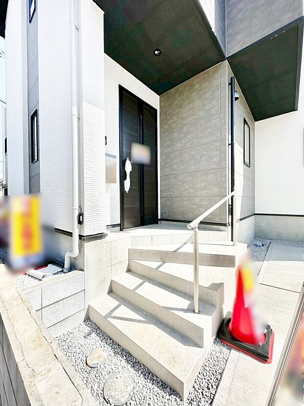 【玄関】玄関前は雨が降っても濡れにくい屋根付き