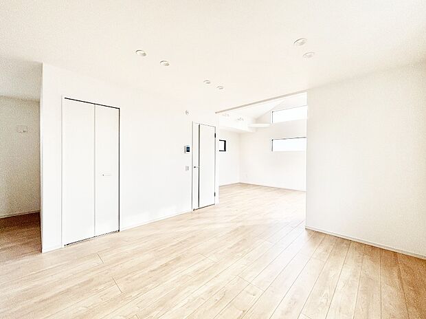 【リビングダイニング】空間を演出する上部吹き抜けを採用し、居心地の良さにこだわったリビング