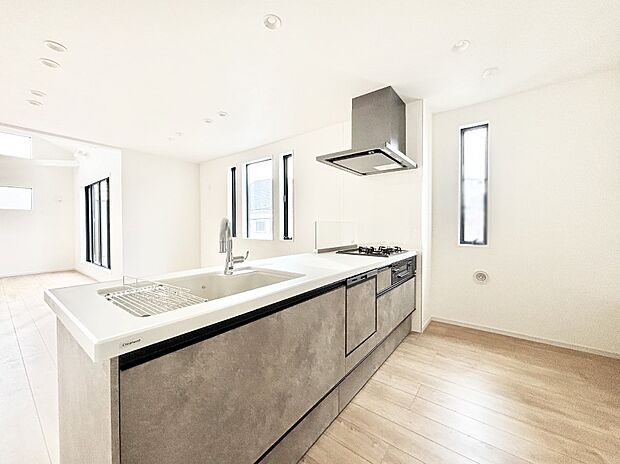 【ダイニングキッチン】カウンター越しに楽しいおしゃべり。いつものお料理がもっと美味しくなりそうですね。