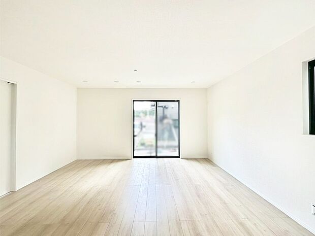 【リビングダイニング】大きな窓からたっぷりの陽光と風を感じられるリビング