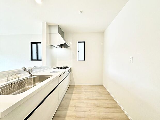 【キッチン】爽やかな風が通り抜けるキッチン。窓があるので明るく換気にも役立ちます。