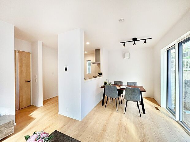 【リビングダイニング】明るい陽光が注ぎ、寛ぎの雰囲気に満たされるリビング・ダイニング。