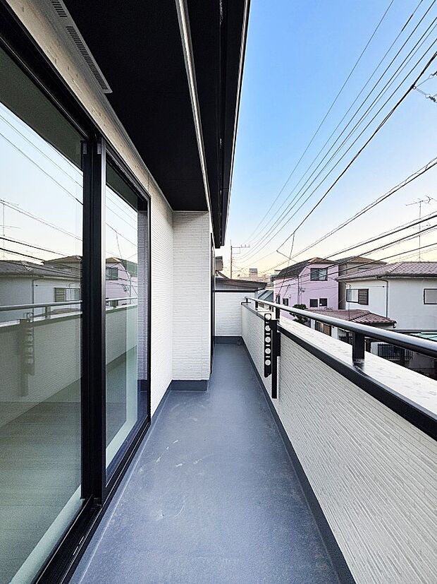 【バルコニー】暖かな陽光が降り注ぐバルコニーはお洗濯におすすめ。爽やかな風も心地よいです。