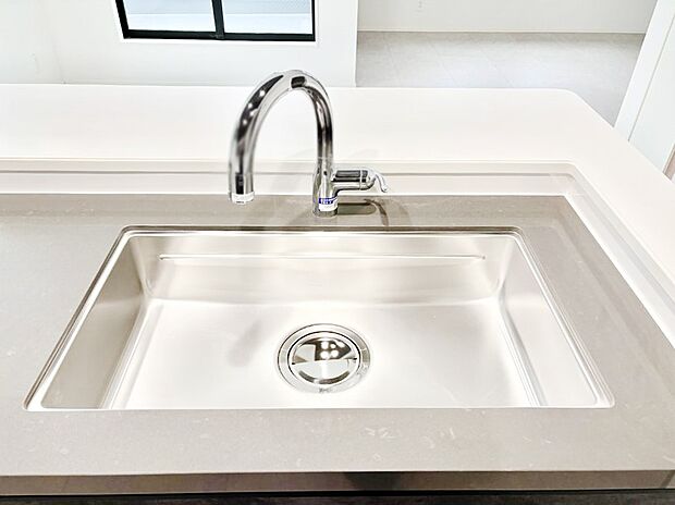 【その他設備(シンク)】広々としたシンクでお料理やお皿洗いもラクラク快適に!