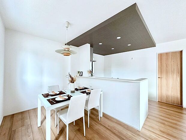 【ダイニング】家族の笑顔が自然と生まれてくる、そんな雰囲気のダイニングに仕上がっています