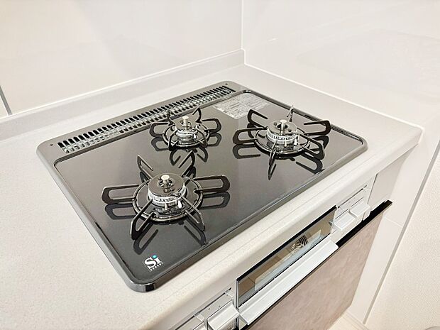 【Siセンサーコンロ】ガスコンロはSiセンサー搭載。火力調節や焦げ付き・消し忘れも防いでくれます。