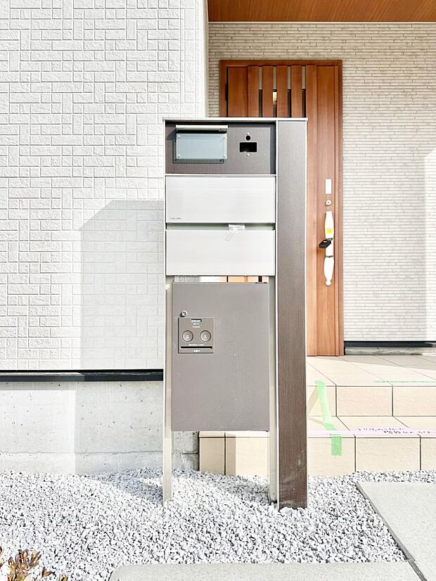 【その他現地】シンプルなデザインのポスト