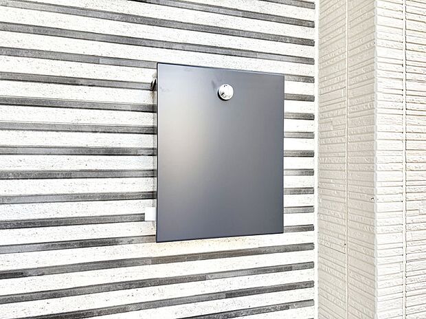 【その他現地】シンプルデザインのポスト。