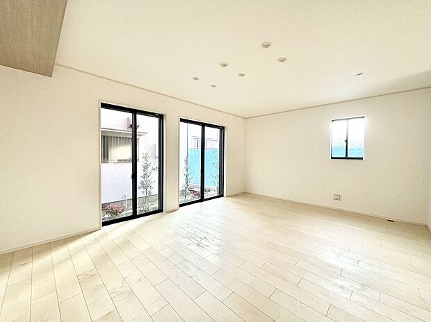 【ダイニング】明るい陽光が注ぎ、寛ぎの雰囲気に満たされるダイニング。   