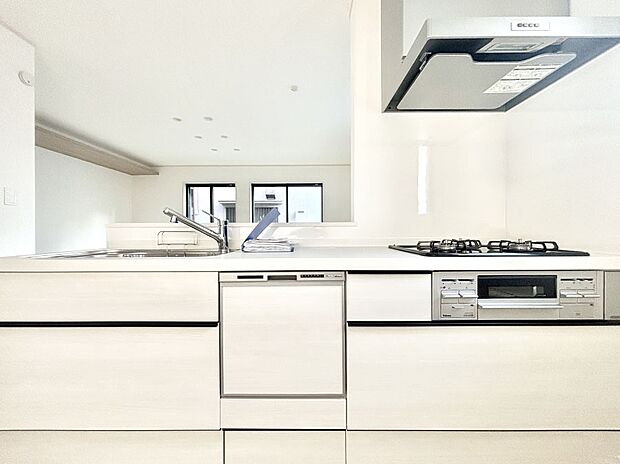 【ダイニングキッチン】料理をしながらでもご家族との会話を楽しめる対面キッチン