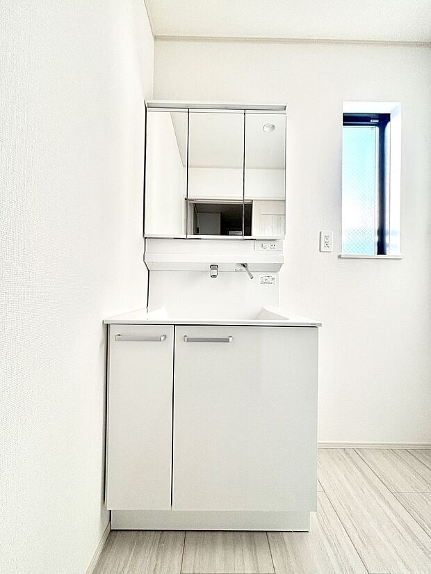 【洗面台・洗面所】大きく見やすい三面鏡で清潔感ある洗面台は、身だしなみチェックや肌のお手入れにおすすめです。