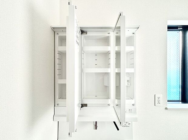 【その他設備(三面鏡裏収納)】三面鏡の裏に、化粧品や衛生用品などを収納可能。洗面台をすっきりと保ちます！