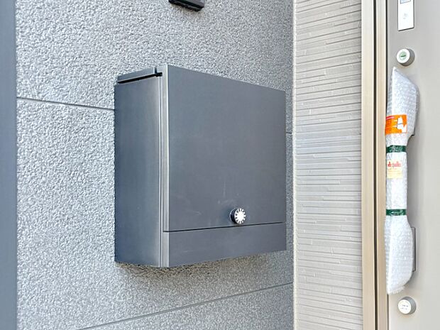 【その他現地】シンプルデザインのポスト。