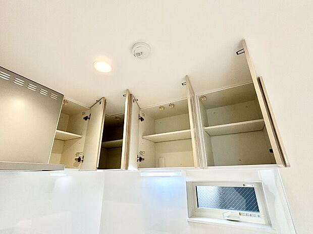 【その他設備(吊戸棚)】キッチン吊戸棚には 使用頻度の低い食器などをすっきり収納できます。