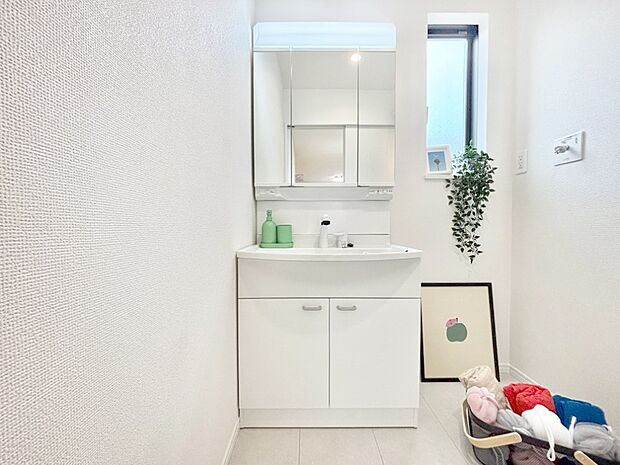 【洗面台・洗面所】スタイリングに便利な三面鏡、ミラーキャビネットで細かい物スッキリ