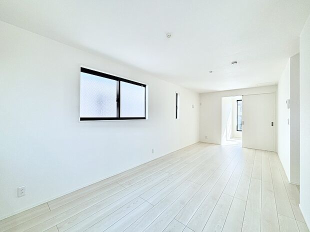 【ダイニング】明るい2階リビング！外からの視線をシャットアウトして家族のプライバシーを守ります。