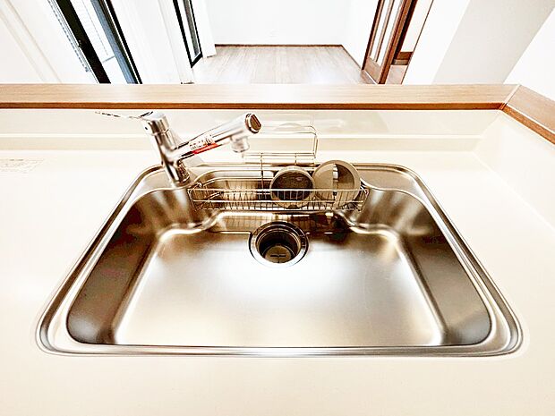 【その他設備(シンク)】広々としたシンクでお料理やお皿洗いもラクラク快適に！