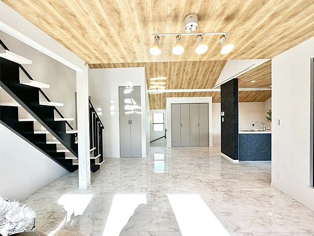 【リビングダイニング】明るい陽光が注ぎ、寛ぎの雰囲気に満たされるリビング・ダイニング。  