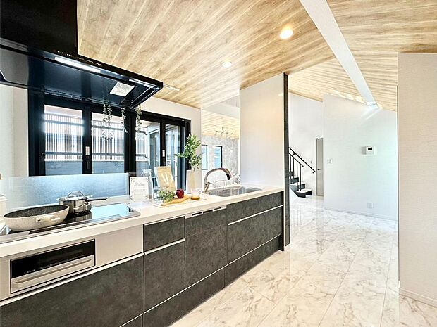 【ダイニングキッチン】料理をしながらでもご家族との会話を楽しめる対面キッチン 